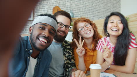 amigos felices tomando una selfie