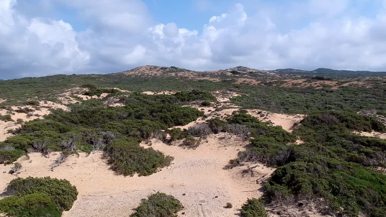volando sobre las dunas de piscinas en cerdeña