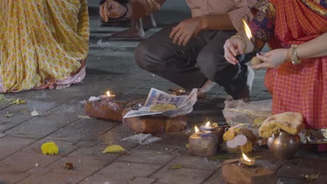 Nahaufnahme-Von-Menschen,-Die-Das-Hinduistische-Holi-Fest-Mit-Lagerfeuer-In-Mumbai,-Indien,-Feiern-2