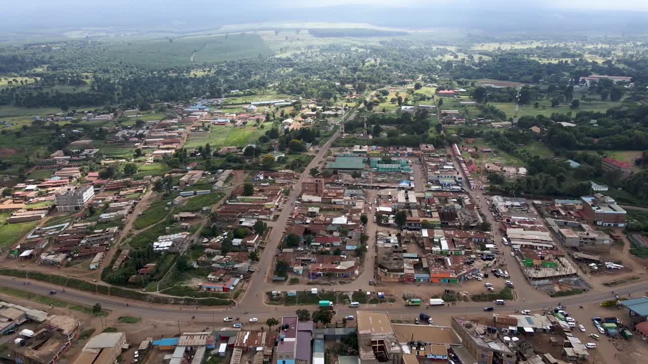 Paesaggio urbano - Vista drone della città di Loitokitok sulle pendici del Monte Kilimanjaro, Kenya