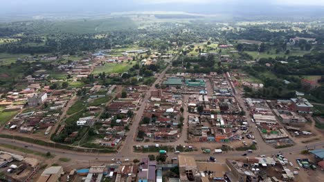 Stadtbild-drohnenansicht-Loitokitok-Stadt-An-Den-Hängen-Des-Kilimanjaro-Kenia