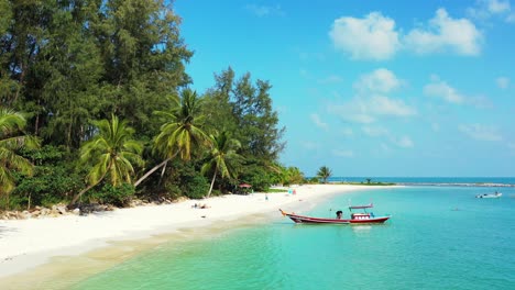 hermosa playa de arena, palmeras y barcos de pesca en la tranquila laguna