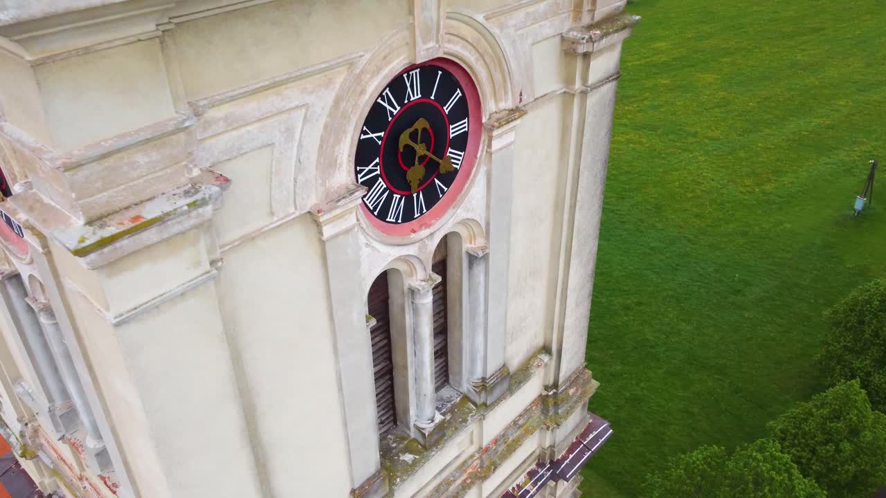 torre del reloj de la iglesia parroquial de san bartolomé en slovenska bistrica, eslovenia