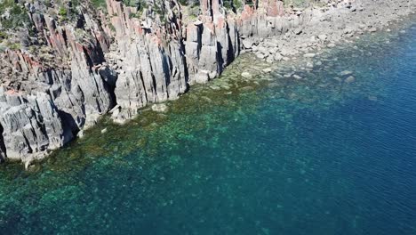 antena de drones sobre aguas azules tropicales y vistas panorámicas de la playa