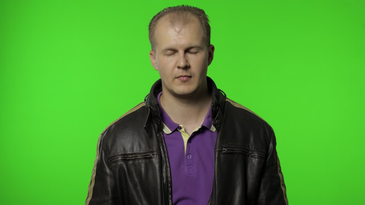 hombre mostrando el signo de tiempo fuera. este es el límite, suficiente gesto. retrato de tipo en fondo clave de croma