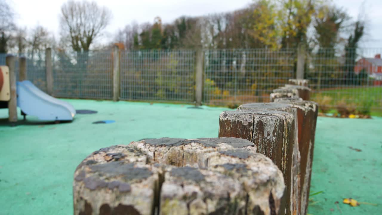 어린이 놀이 공간의 오래된 나무 그루터기 울타리 경계에서 뒤로 물러나다