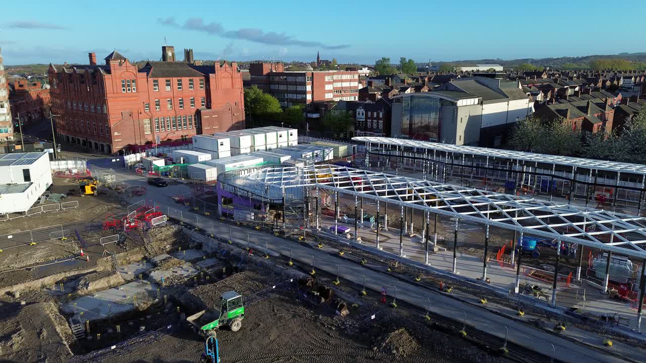 Luftfoto av byfornyelsesutvikling over byggeplass for offentlig transport og fornyelsesprosjekt.
