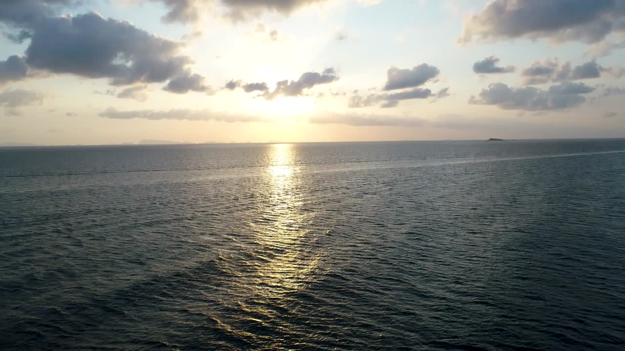 바다에서 모터 보트 항해. 아름다움 자연 풍경. 태국. 드론 비디오. 4k