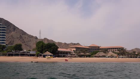 Toma-Exterior-De-Un-Resort-De-Playa-En-La-Costa-De-Fujariah-En-Una-Tarde-Tranquila