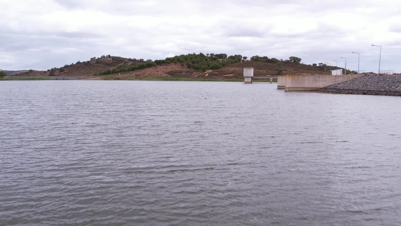 흐린 날, alentejo에 공중 비행 저수지 호수 물 표면