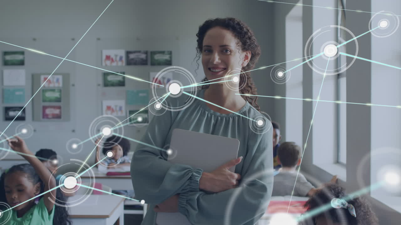 animación de conexiones a través de feliz maestra diversa con tableta y alumnos en clase