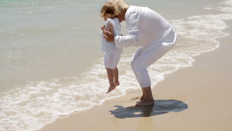 Abuela-Y-Niña-Divirtiéndose-En-La-Playa