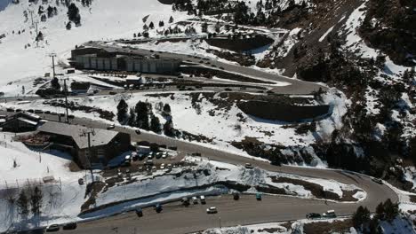 Vistas-Aéreas-De-Estaciones-De-Esquí,-Diferentes-Paisajes-Y-Espectadores-En-Andorra-Durante-Los-Tiempos-De-Covid