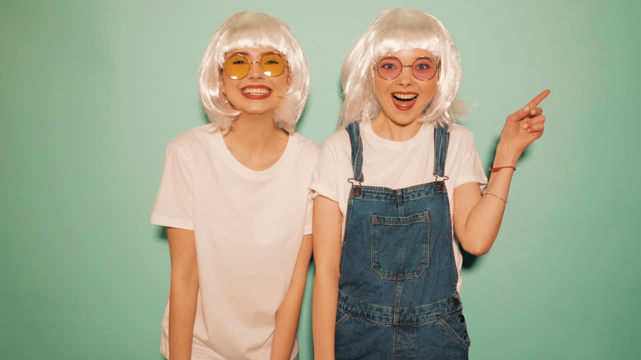 hermanas gemelas felices con trajes de moda