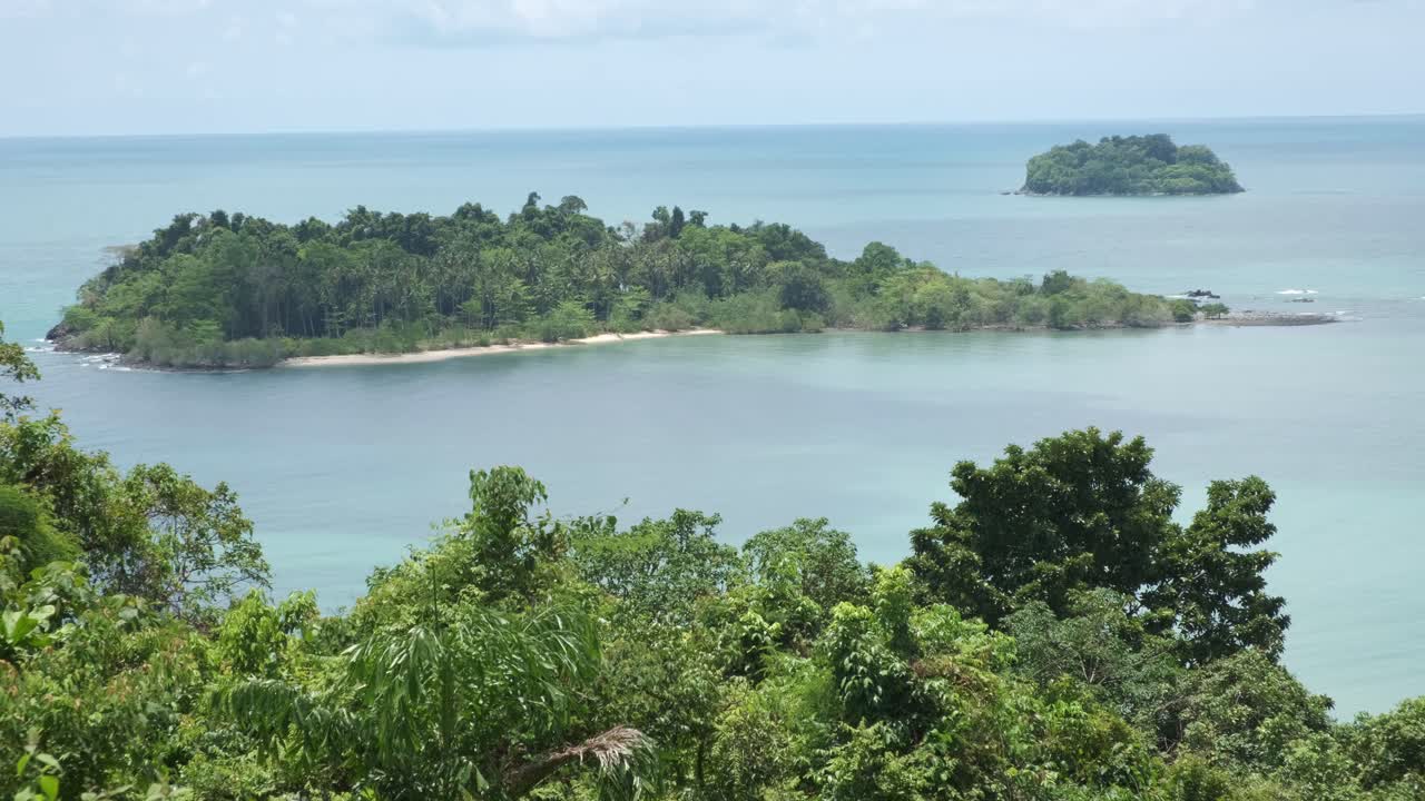 punto de vista en la isla de koh chang con islas tropicales y un exuberante bosque verde