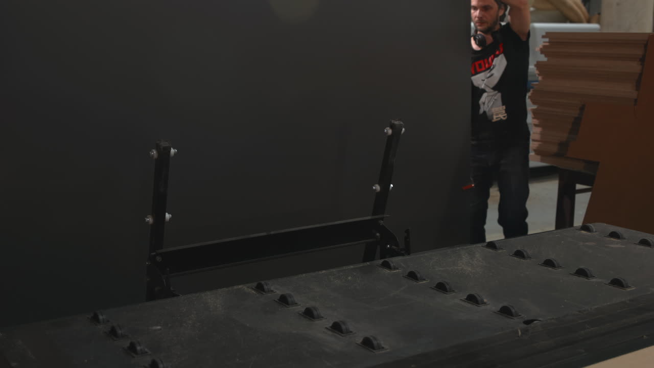 Workshopscene med mand og paneler