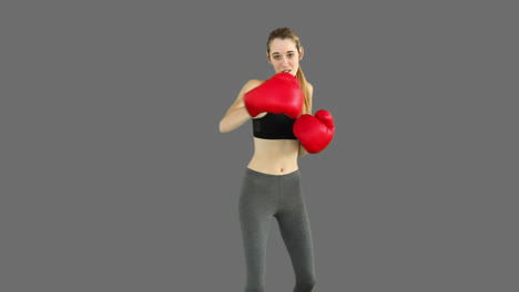 Fittes-Model-Schlägt-Mit-Roten-Boxhandschuhen