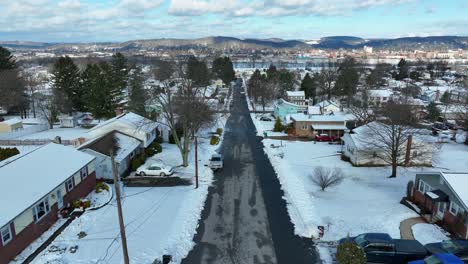 Lenta-Plataforma-Rodante-Aérea-Hacia-Adelante-Sobre-Un-Barrio-Nevado