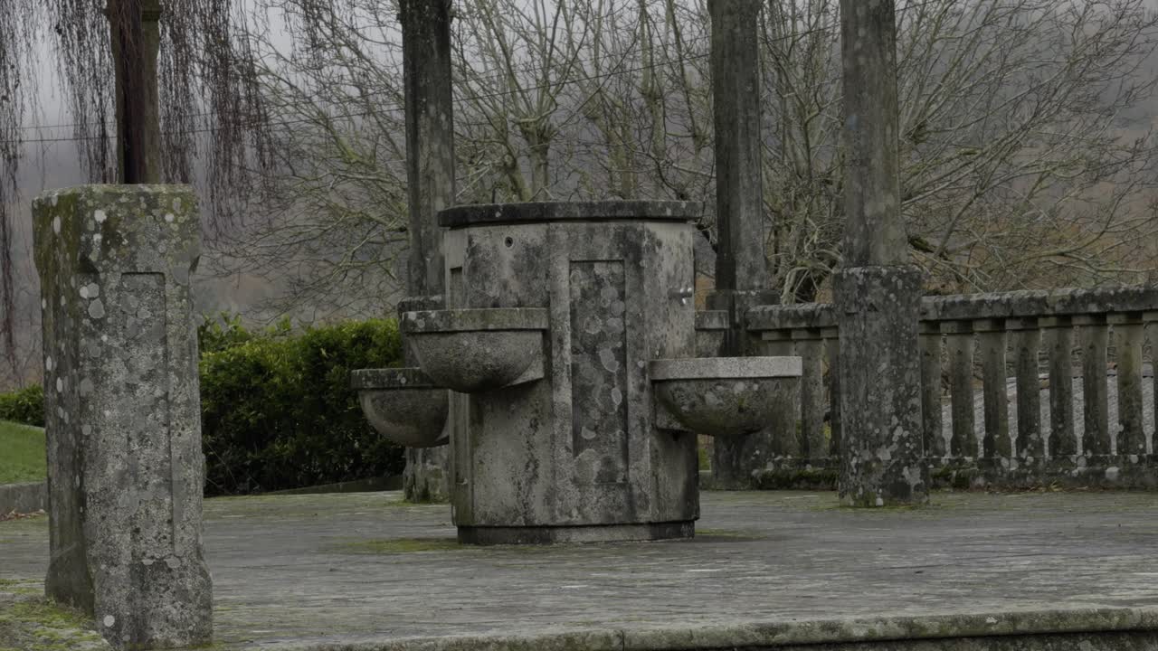 시골 환경 에 있는 오래된 돌 물 분수