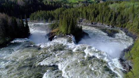 la cascada de ristafallet en la parte occidental de jamtland está catalogada como una de las cascadas más hermosas de suecia.