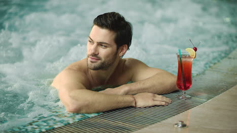 Primer-Plano-De-Un-Hombre-Sexy-Coqueteando-En-La-Piscina.-Chico-Guapo-Relajándose-En-La-Bañera-De-Hidromasaje.