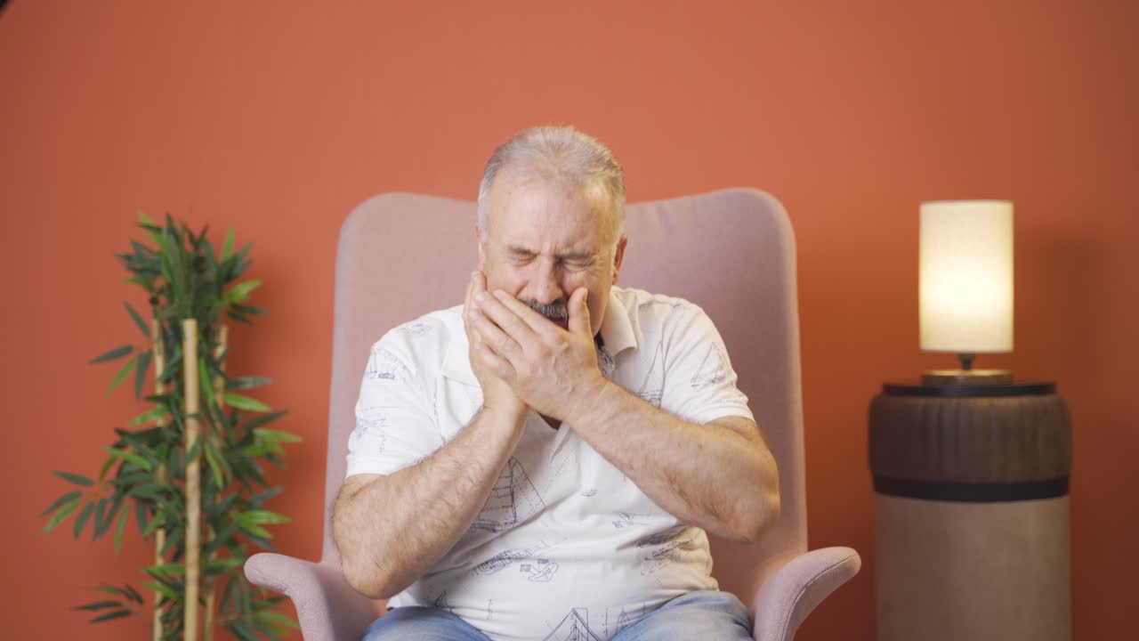 un anciano con dolor de muelas.
