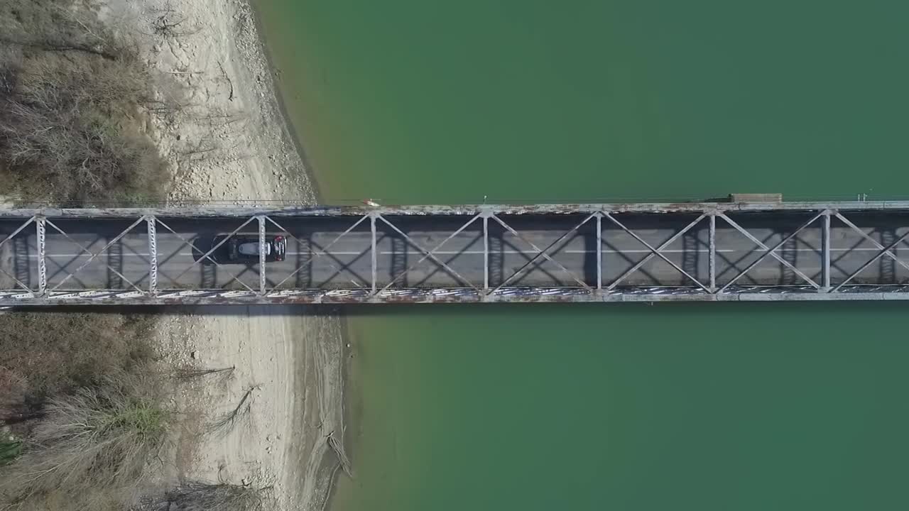 바스크 지방의 해안을 따라 바다 위의 다리에서 운전하는 차량의 하향식 조감도, 돌리 왼쪽