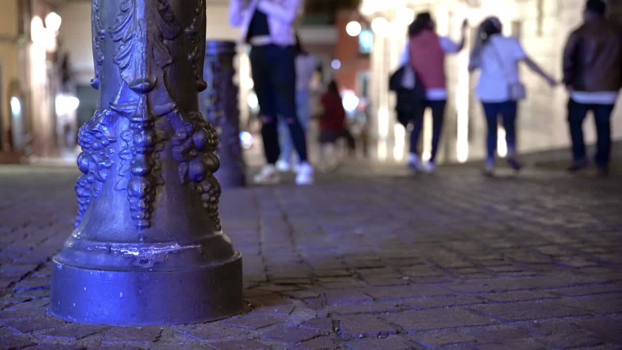 Persone che camminano per le strade del centro di Guanajuato