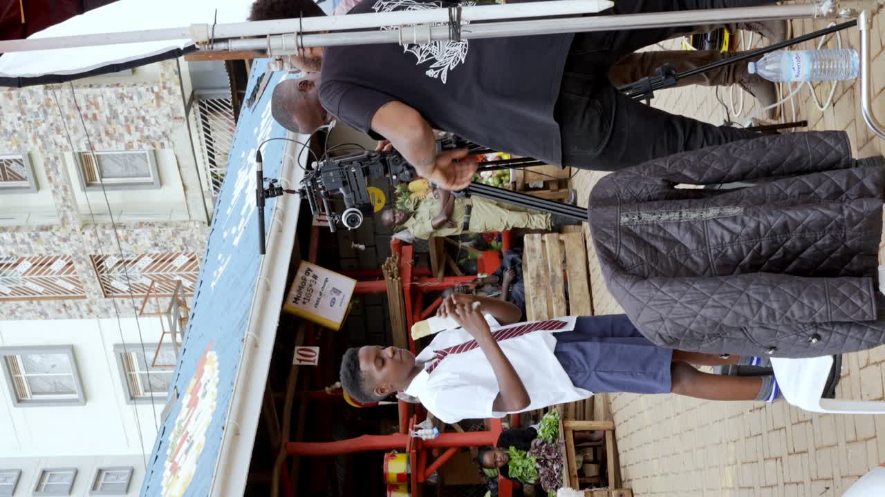 el video detrás de las escenas de un anuncio que fue filmado en áfrica - toma vertical