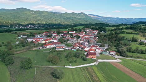 Ein-Kleines-Altes-Dorf-Inmitten-Eines-Hügels-Mit-Hohen-Hügeln-Im-Hintergrund