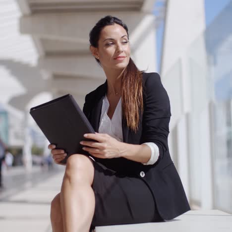 Elegante-Geschäftsleiterin,-Die-An-Einem-Laptop-Arbeitet