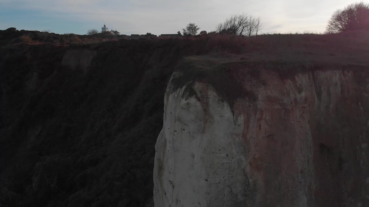 Un bellissimo luogo in riva al mare a nord di Cromer, Inghilterra, presenta la scogliera rocciosa