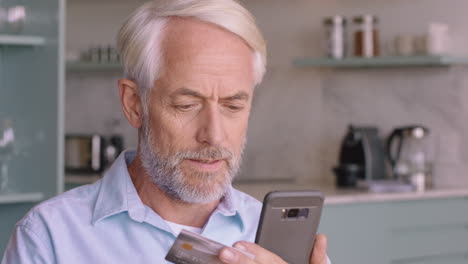 Reifer-Mann-Nutzt-Smartphone-Shopping-Online-Und-Gibt-Geld-Für-Die-Mobile-Banking-App-Mit-Kreditkarte-Und-Digitaler-Währung-Aus