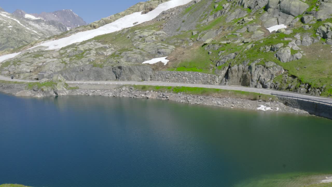 глубокое голубое озеро в швейцарских альпах, в яркий ясный день