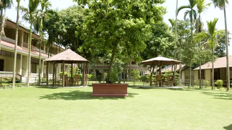 el patio verde del hotel en asia. aldea en el parque nacional de chitwan, nepal.