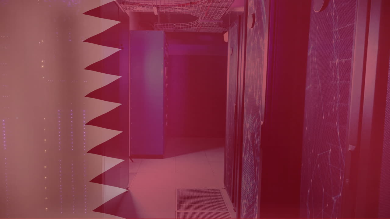 animación de la bandera de qatar y procesamiento de datos digitales a través de servidores informáticos