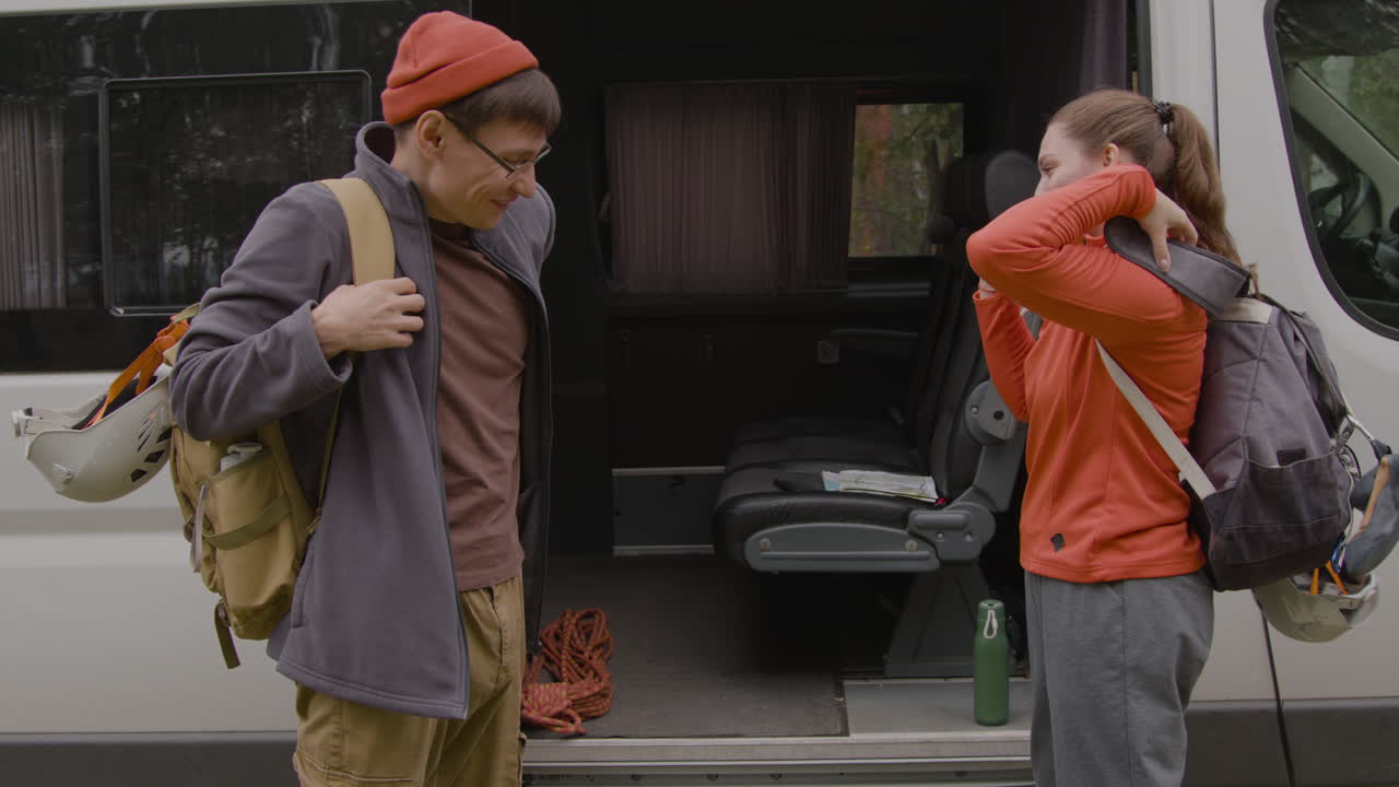 백인 부부가 밴을 닫고 있습니다.