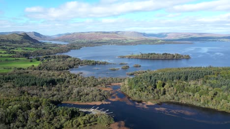 Una-Vista-Serena-De-Los-Lagos-De-Pesca-De-Clonbur-Y-Cerca-Del-Parque-Nacional-De-Connemara-En-El-Condado-De-Galway,-Irlanda