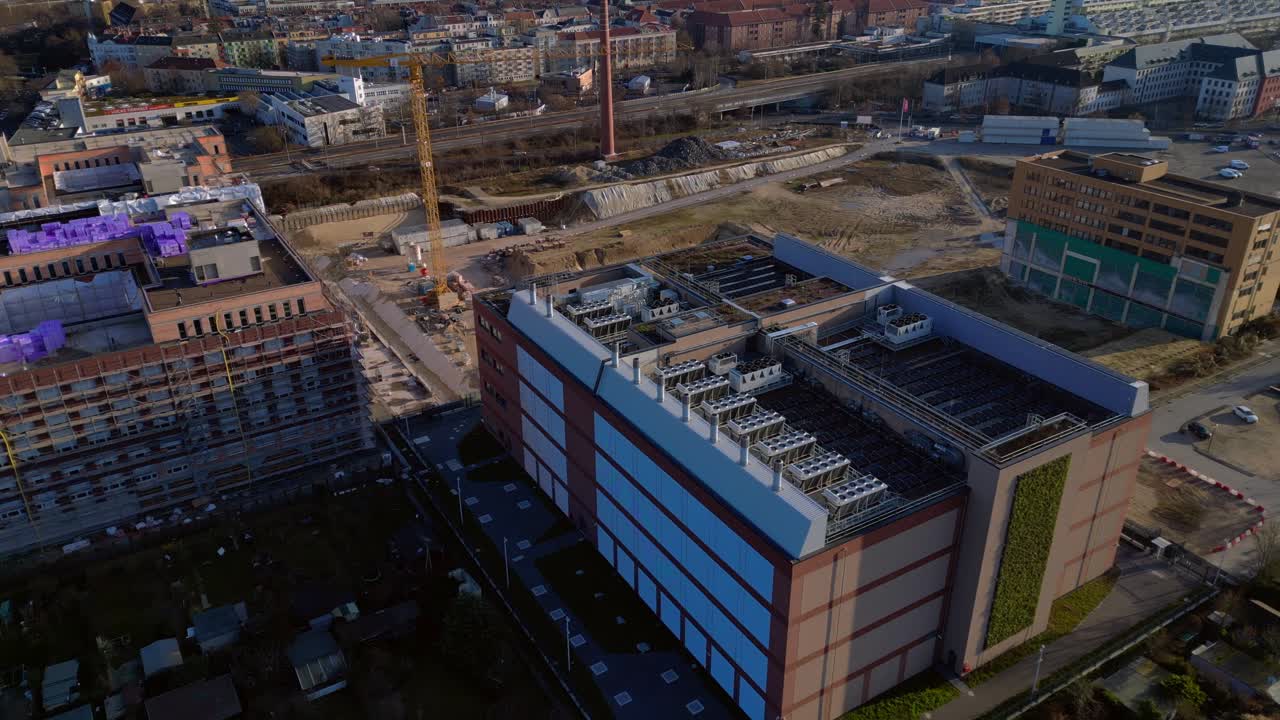Moderno edificio di un grande data center, dotato di unità di raffreddamento, pannelli solari e un tetto verde per operazioni sostenibili. Splendida ripresa aerea dall'alto effettuata con un drone.