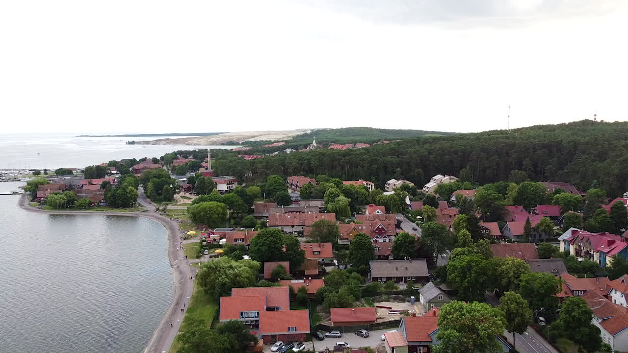Litevské letovisko Nida s magickými červenými střechami, letecký pohled dronem.