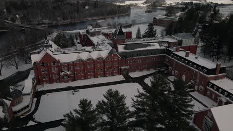 primer plano de la sala mcgreer de la universidad del obispo cubierto de nieve durante el invierno en sherbrooke, quebec, canadá