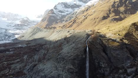 Hermosa-Cascada-Muy-Especial-En-Un-Valle-árido-En-Las-Montañas-Suizas