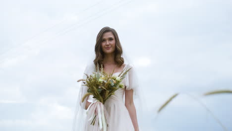 une mariée dans un champ d'automne