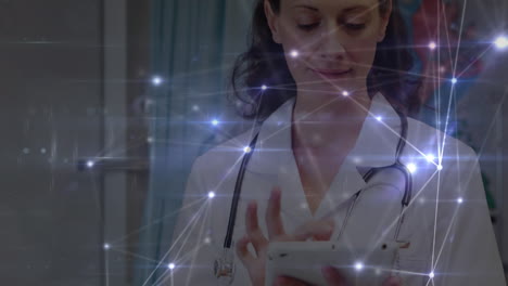 animación de la red de conexiones a través de una doctora caucásica que usa una tableta