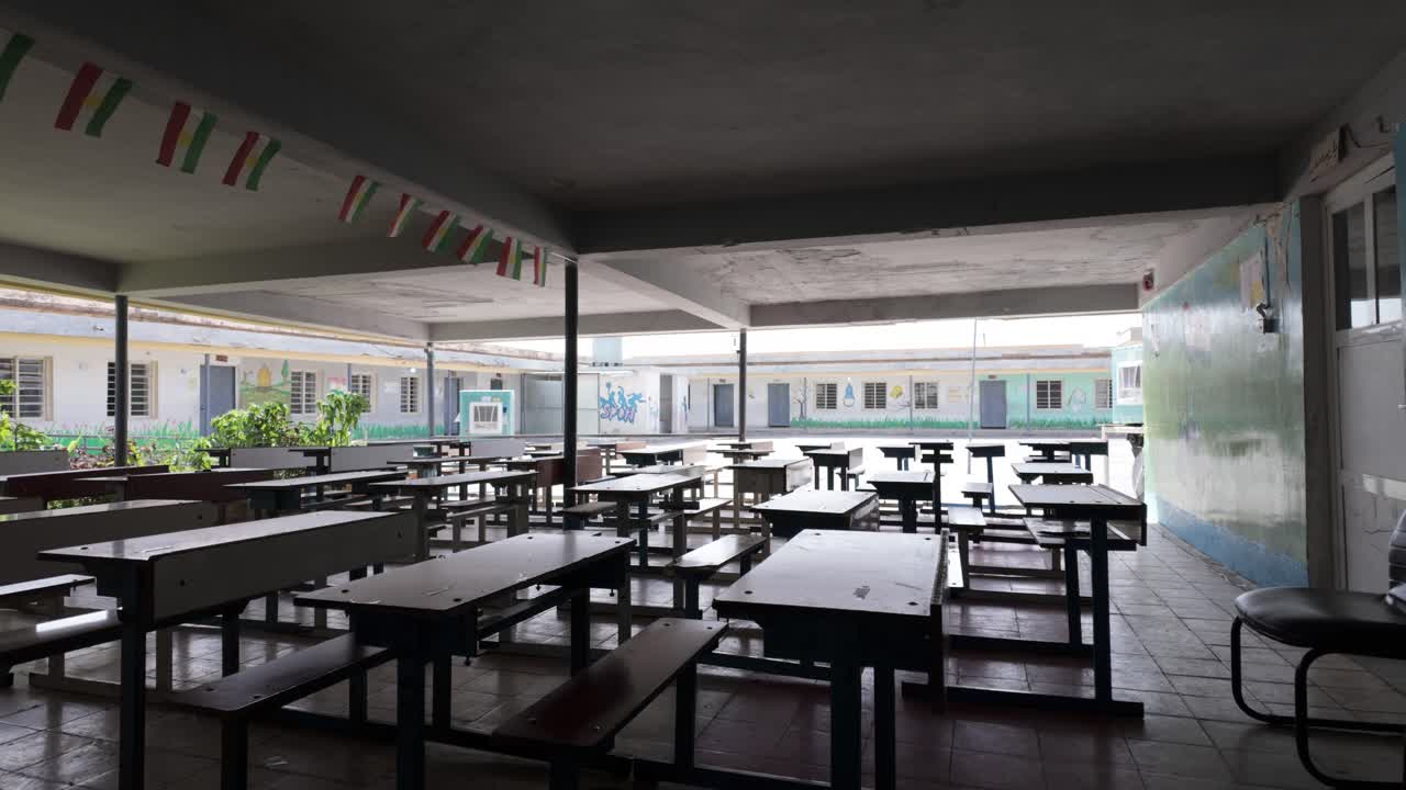 escuela pública en erbil, kurdistán irak en un fin de semana sin estudiantes en mal estado