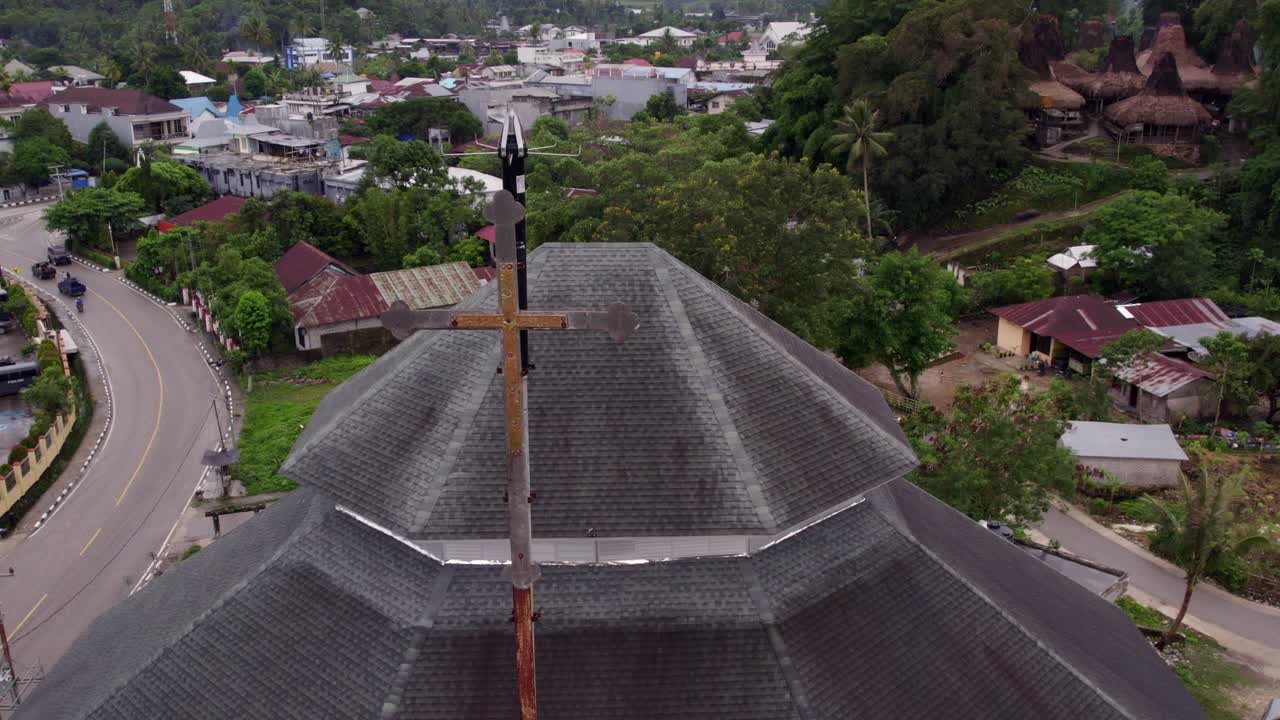 Trafiken sjuder förbi Tarungs ikoniska kyrka, Indonesien