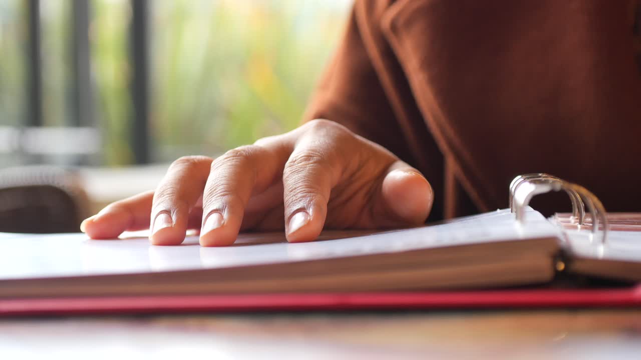 persona mirando un menú de un restaurante