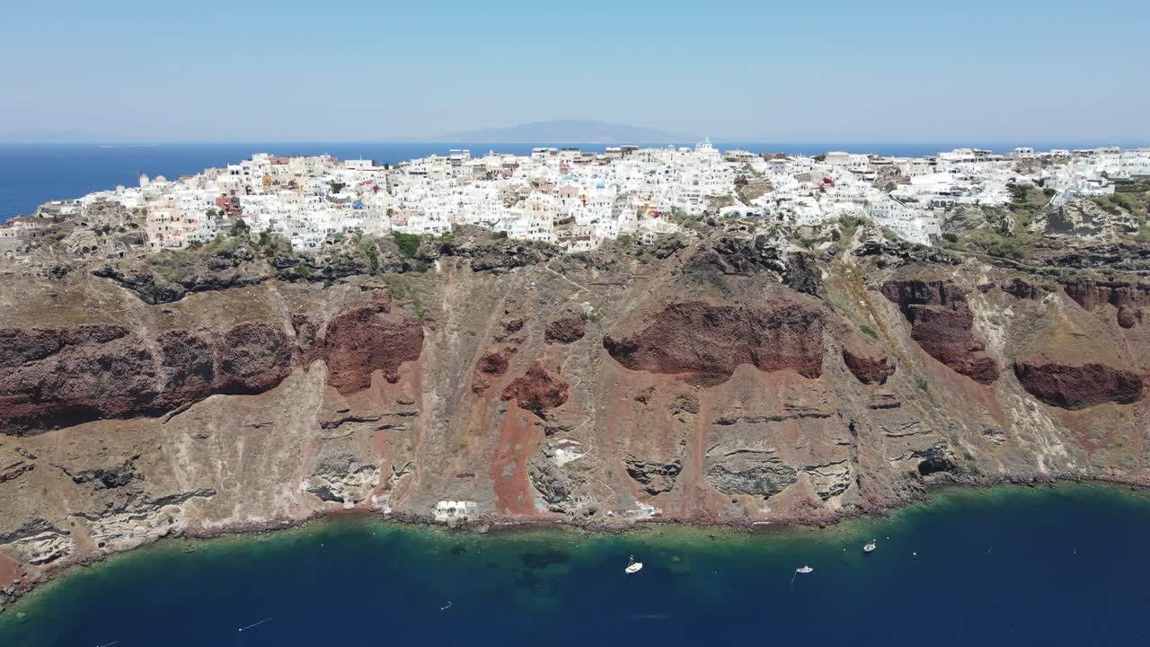 vista panorámica de oia, santorini capturada por un avión no tripulado