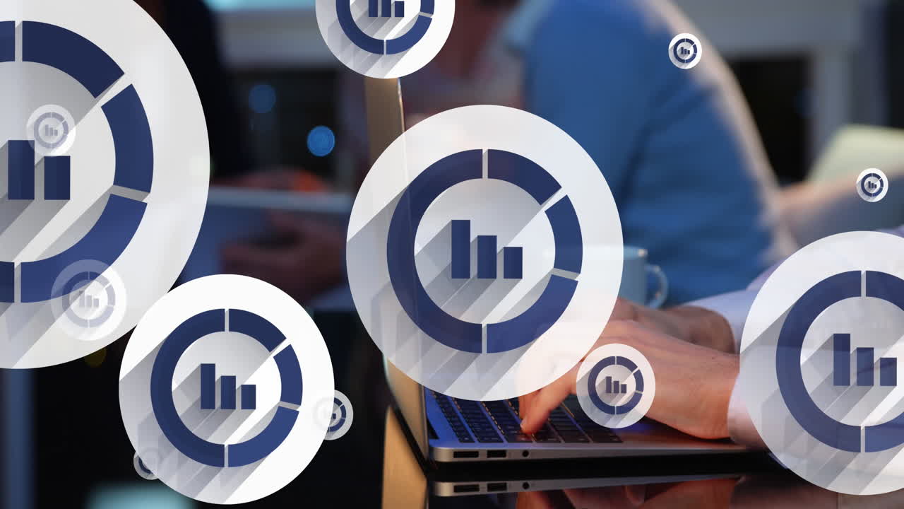 animación del icono del gráfico en círculos sobre las manos recortadas de un hombre caucásico escribiendo en el teclado de una computadora portátil