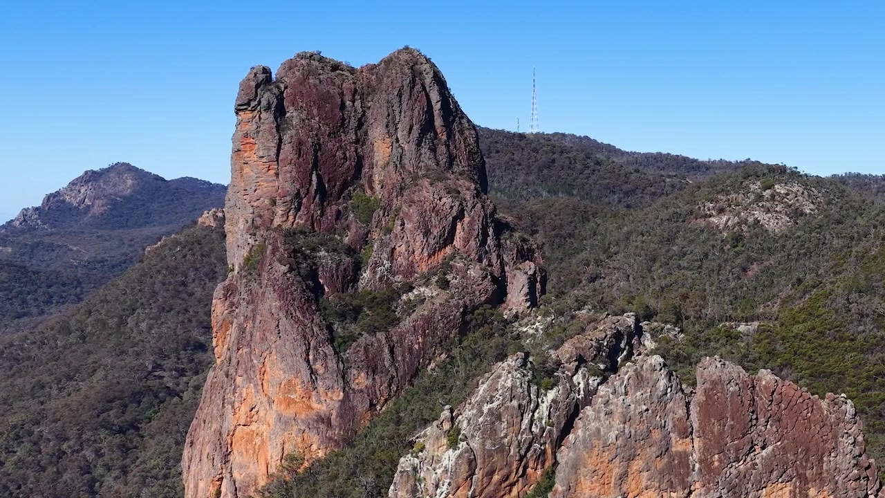 Ampia panoramica del neck vulcanico The Breadknife nel Parco Nazionale Warrumbungle, Nuovo Galles del Sud.